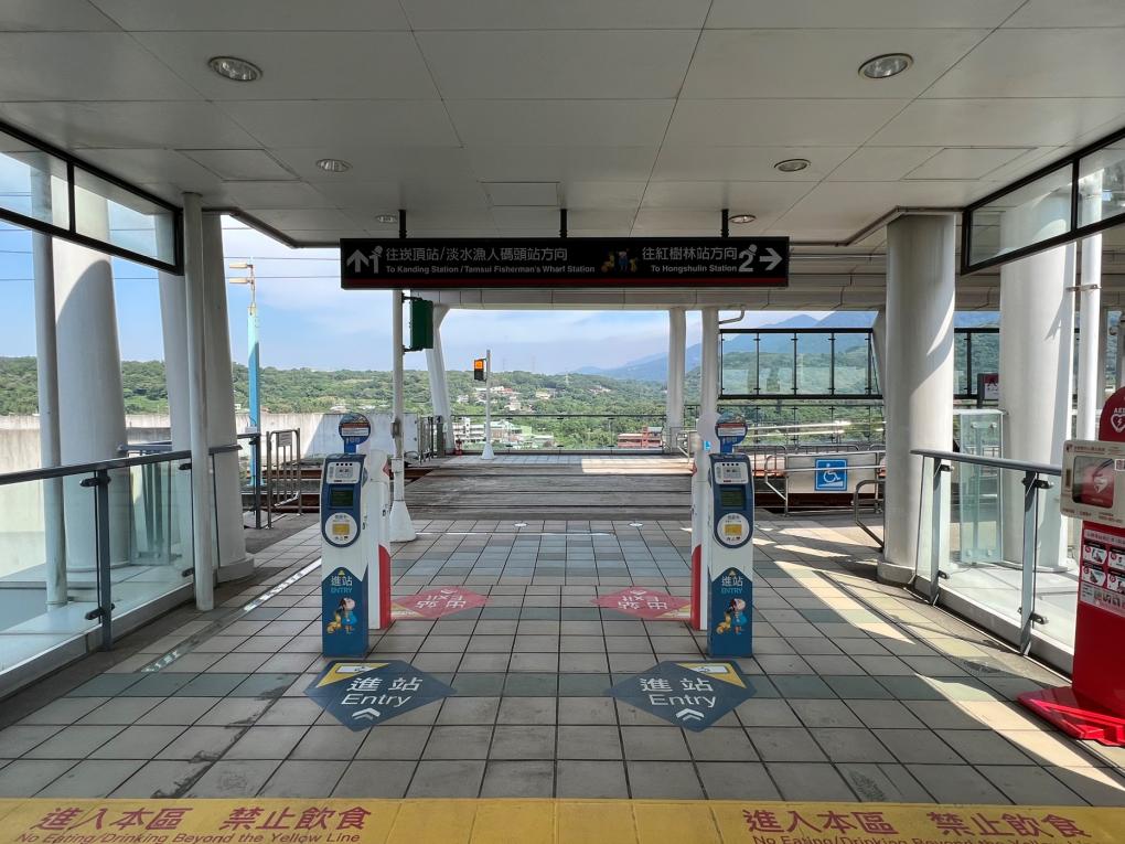 淡海輕軌綠山線沿線車站-淡江大學站-一樓入口閘門