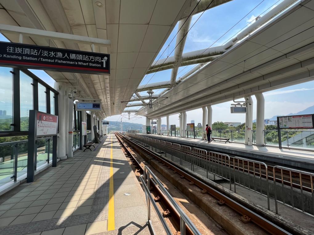 淡海輕軌綠山線沿線車站-淡江大學站- 1月台往崁頂站/淡水漁人碼頭方向