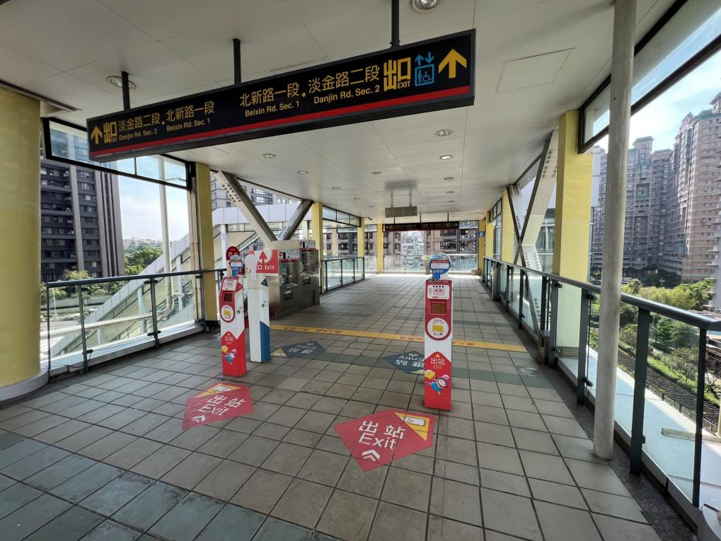 淡海輕軌綠山線沿線車站-淡金北新站-無閘門式出入口