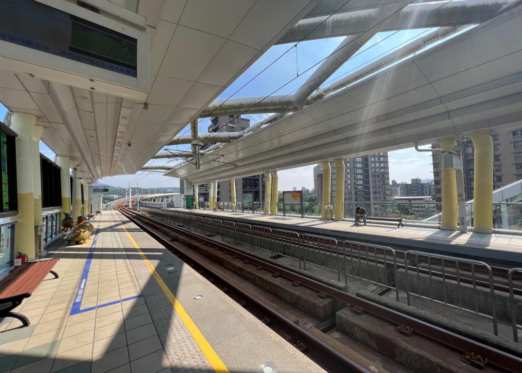 淡海輕軌綠山線沿線車站-淡金北新站-無閘門式月台