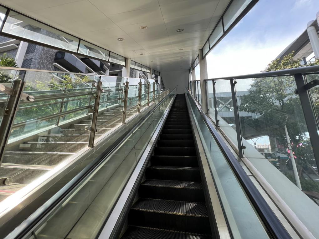 淡海輕軌綠山線沿線車站-新市一路站-往連通道電扶梯
