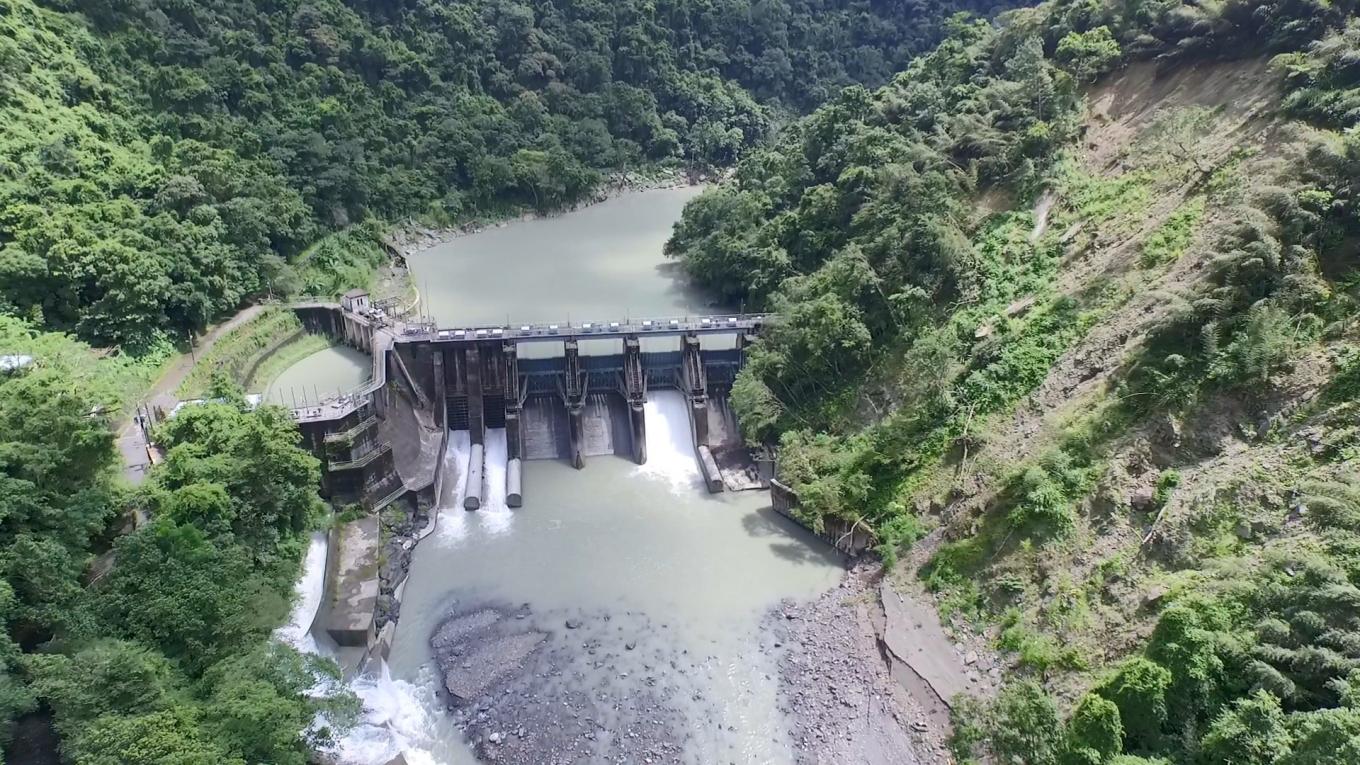 新店溪烏來電廠水源之一的羅好壩上空俯瞰：羅好壩為川流式混凝土重力壩，採閘門控制溢流堰方式，有 4 道溢洪道弧形閘門，壩長 72 公尺，壩高 28 公尺，蓄水量 約為 30 萬立方公尺