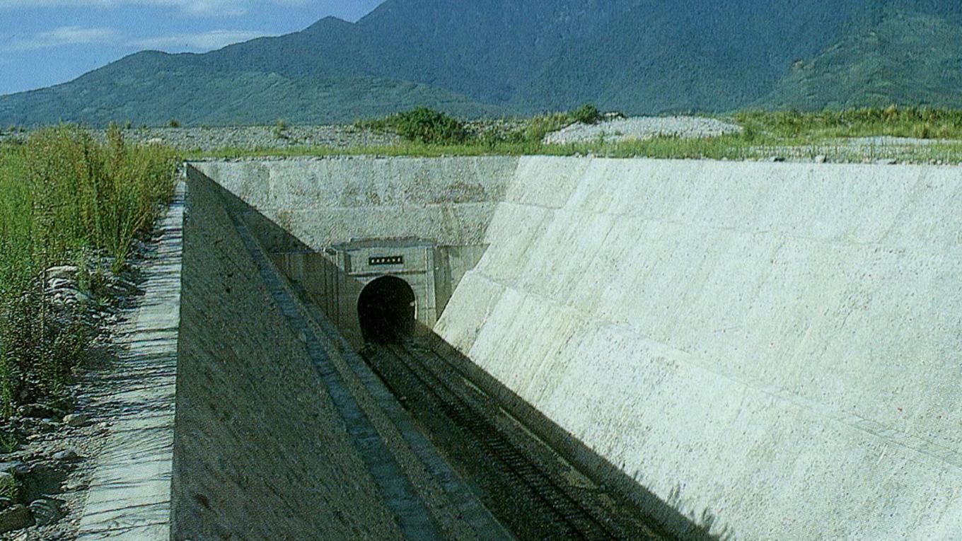 十二項建設-東線鐵路拓寛工程