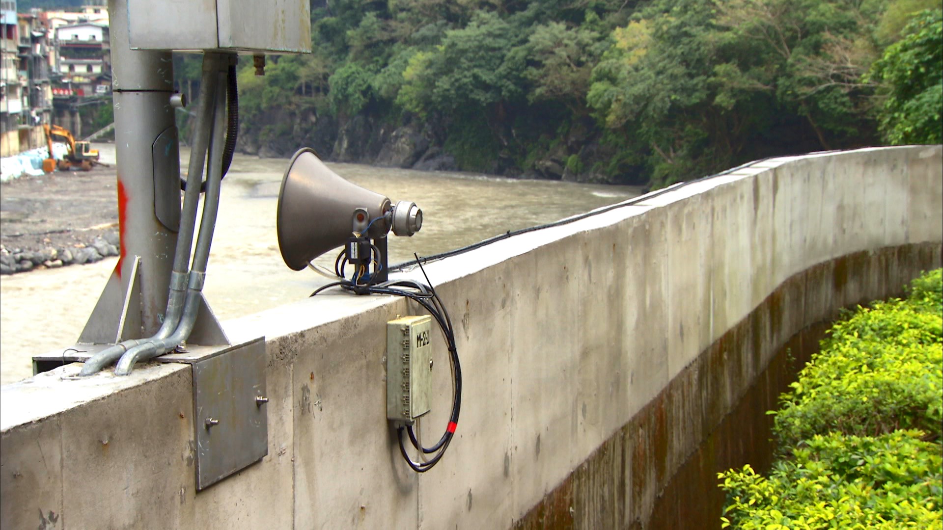 烏來電廠防洪牆(由顏色可看出分三次加高)