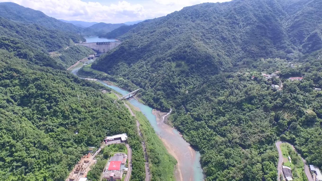 翡翠電廠及翡翠水庫遠眺：翡翠電廠及翡翠水庫整體工程於1979 年 8 月開工， 1987 年 6 月完工。