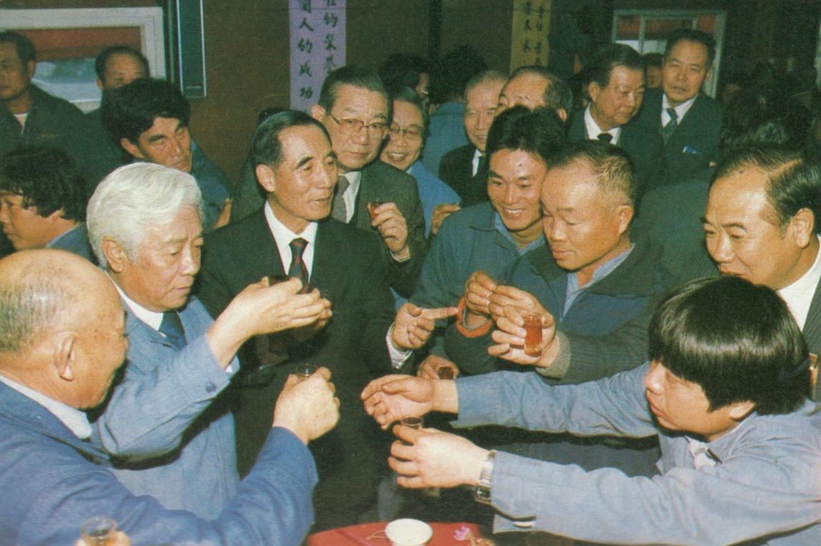 輔導會鄭主任委員偕高級官員一行蒞臨工地與嚴孝章處長及榮民員工歡聚，榮工弟兄都深感榮幸。