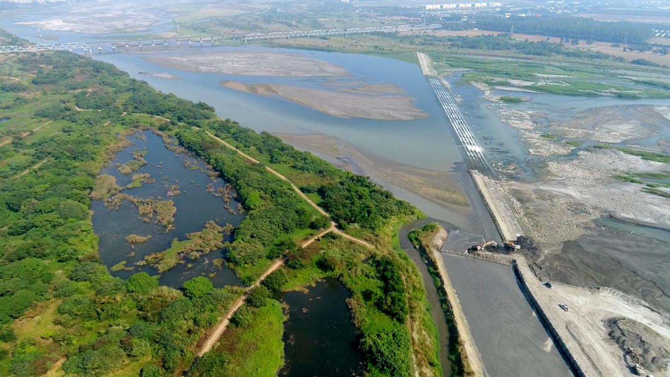 曹公圳:下淡水溪鳥瞰 圖上方為下淡水溪鐵橋