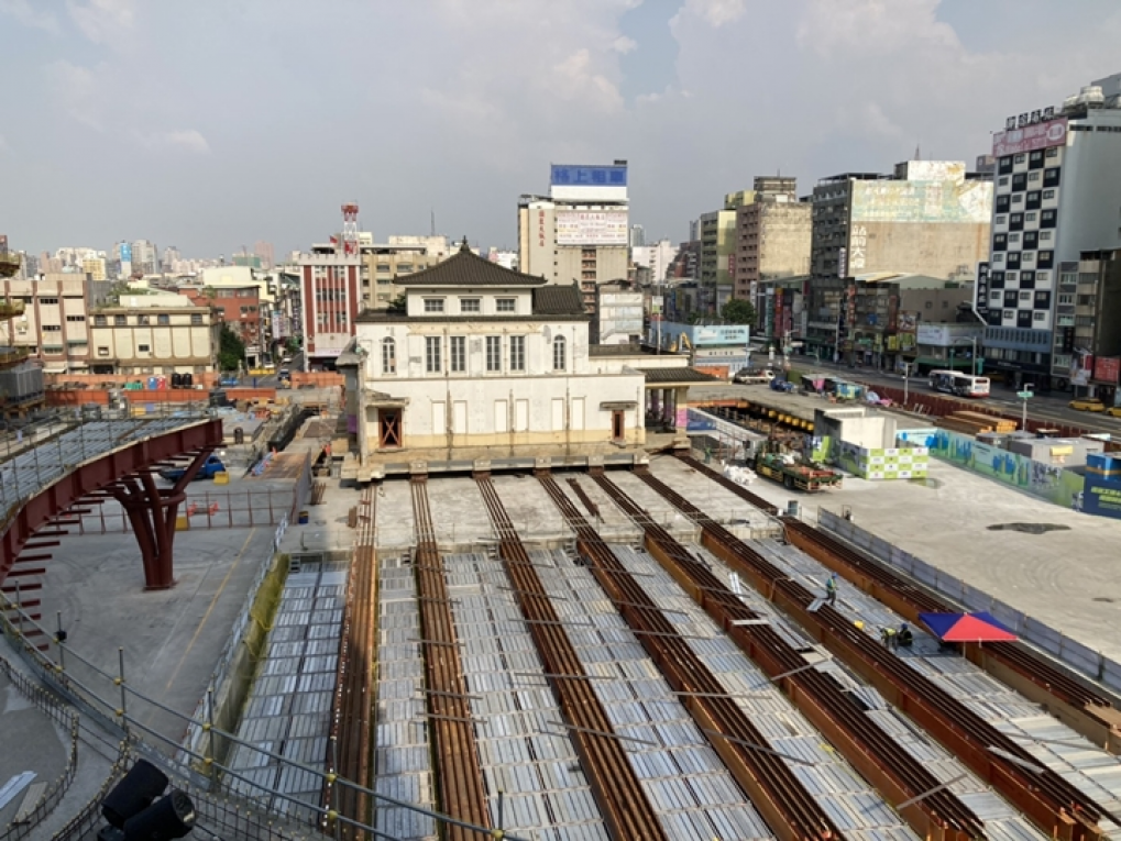 高雄市區鐵路地下化-帝冠式車站第二次遷移工程