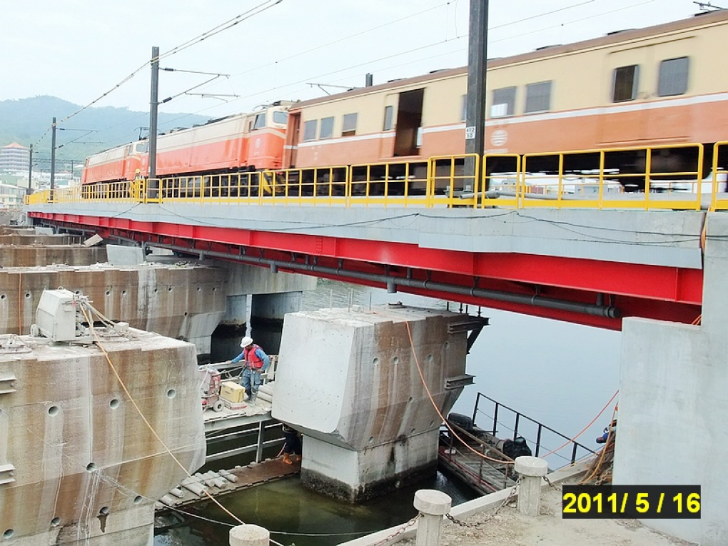 高雄市區鐵路地下化-愛河段鐡路隧道施工