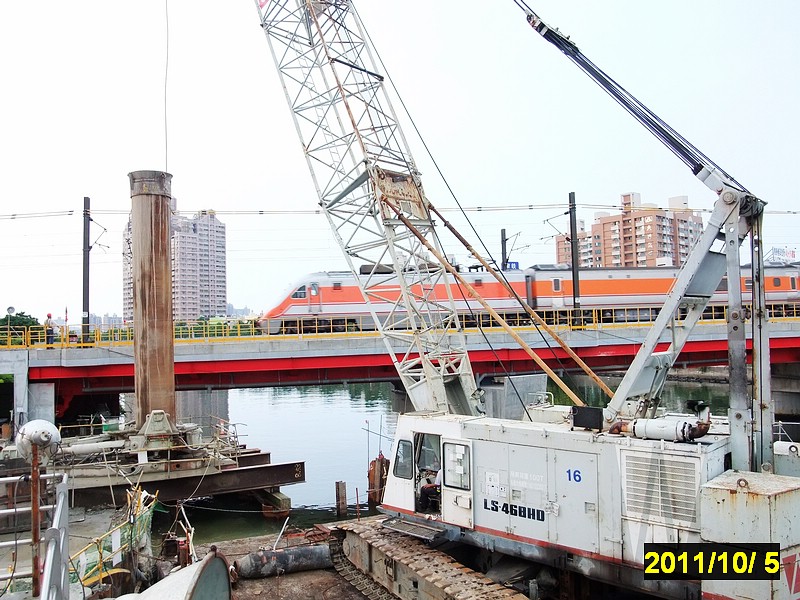 高雄市區鐵路地下化-愛河段鐡路隧道施工
