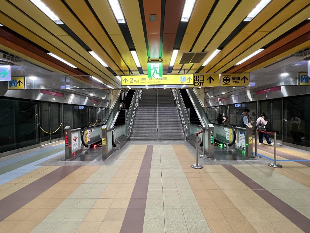 高雄捷運紅線沿線車站介紹-高雄車站(R11)月台層