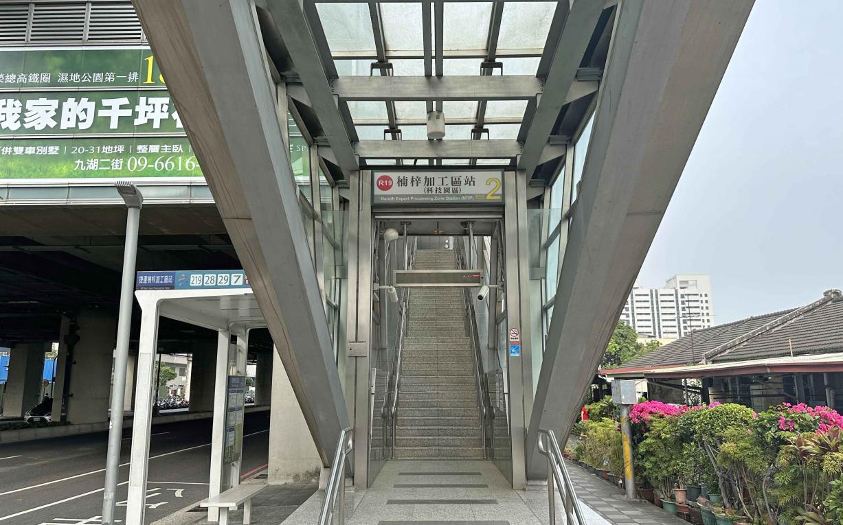 高雄捷運紅線沿線車站介紹-楠梓加工區站(R19)出入口