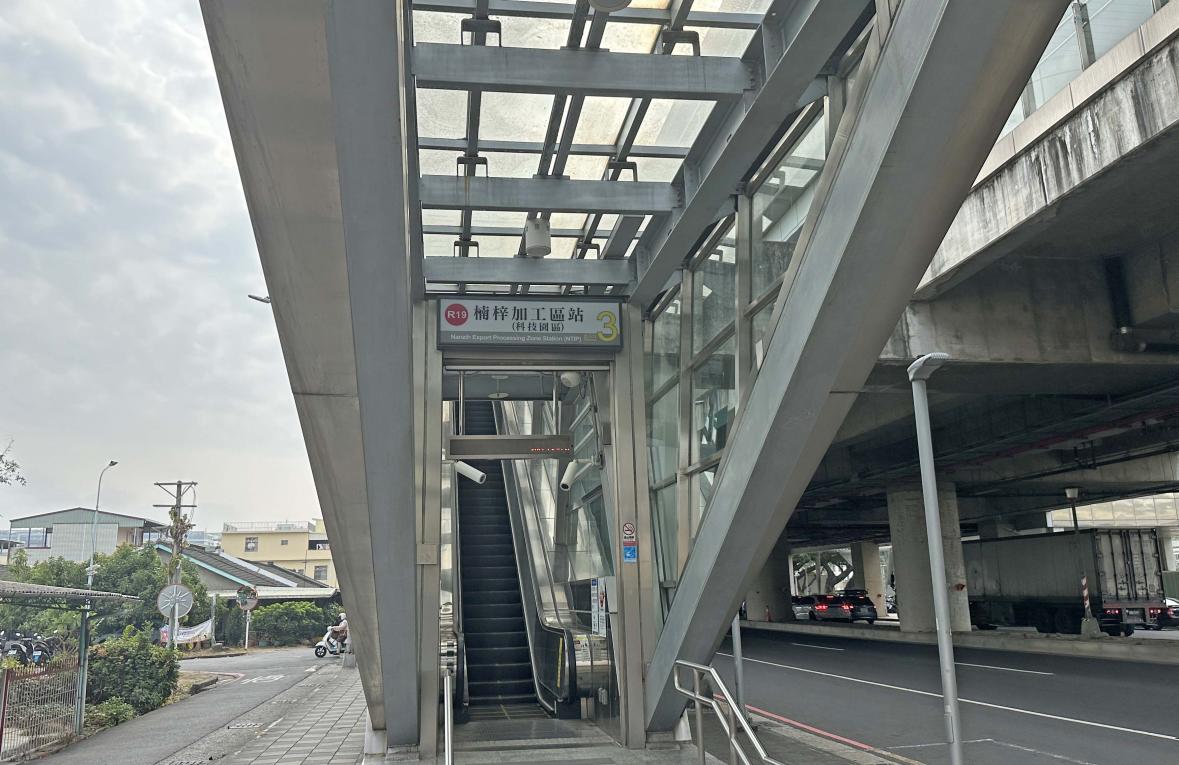 高雄捷運紅線沿線車站介紹-楠梓加工區站(R19)出入口