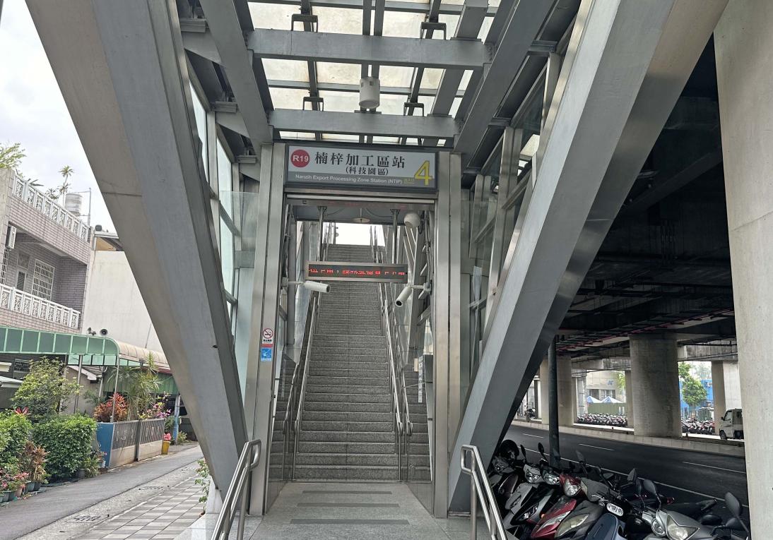 高雄捷運紅線沿線車站介紹-楠梓加工區站(R19)出入口