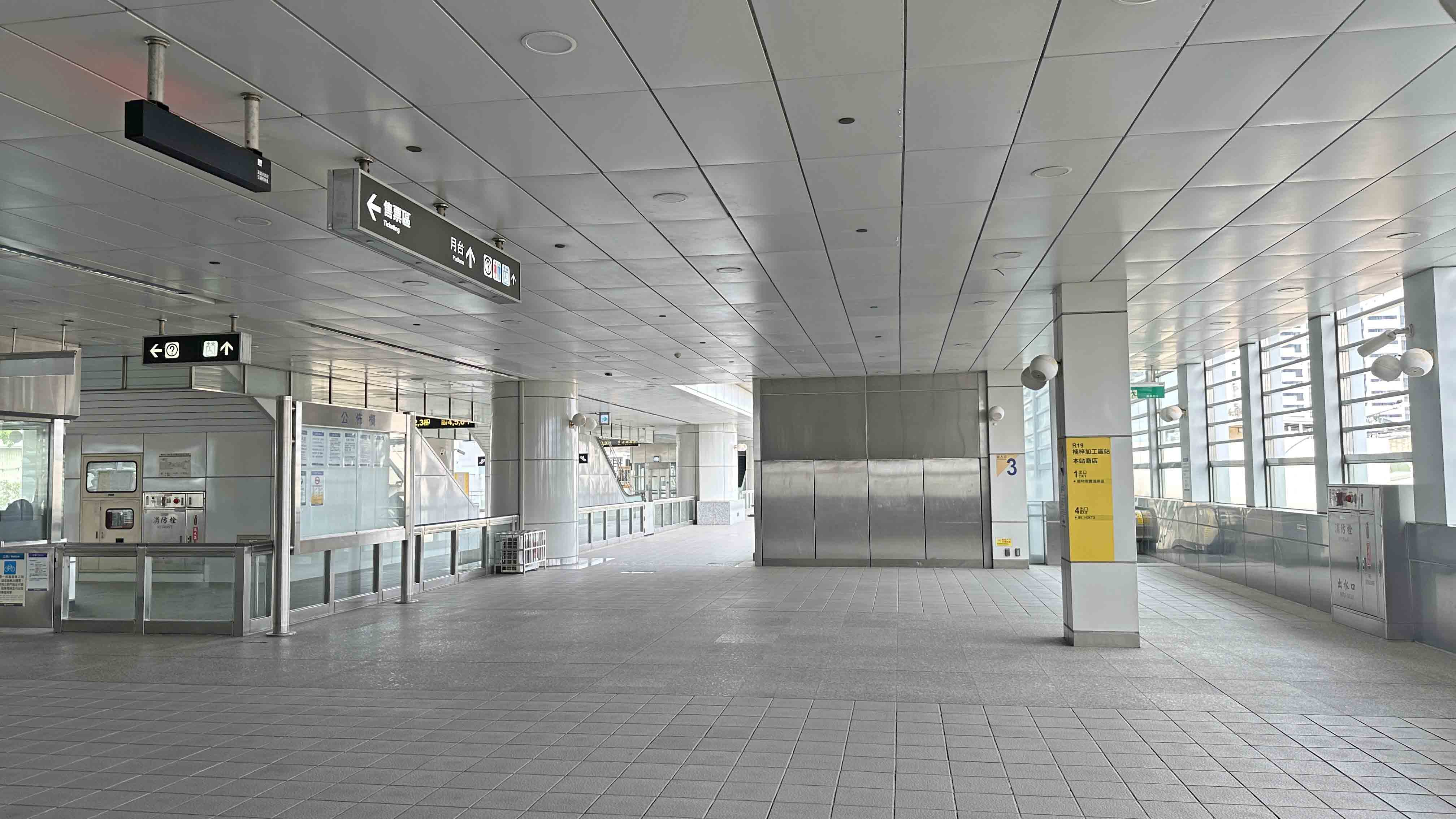 高雄捷運紅線沿線車站介紹-楠梓加工區站(R19)大廳層