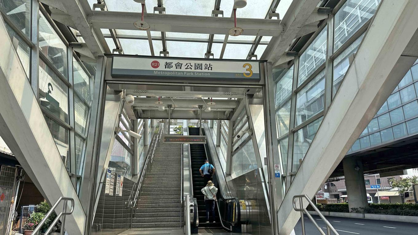 高雄捷運紅線沿線車站介紹-都會公園站(R21)出入口