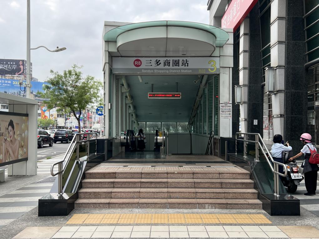 高雄捷運紅線沿線車站介紹-三多商圈站(R8)-出入口