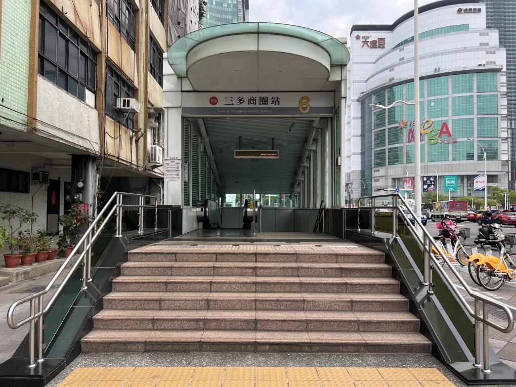 高雄捷運紅線沿線車站介紹-三多商圈站(R8)-出入口