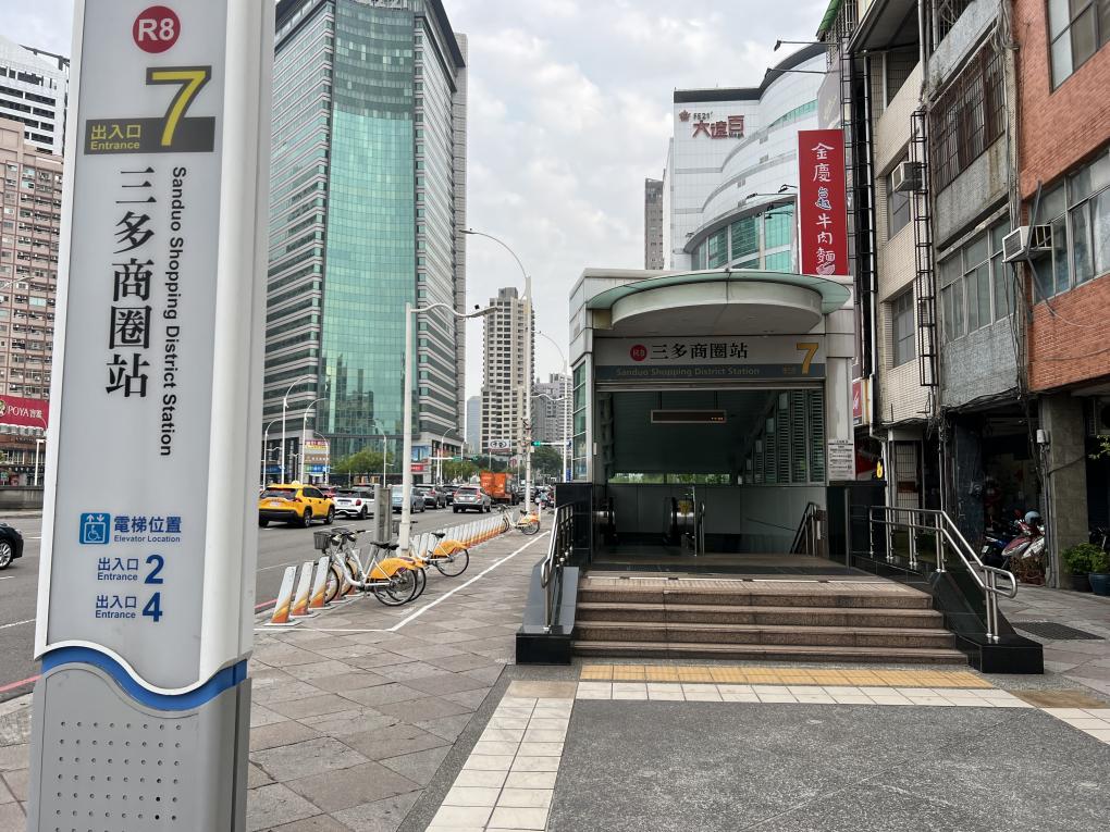 高雄捷運紅線沿線車站介紹-三多商圈站(R8)-出入口