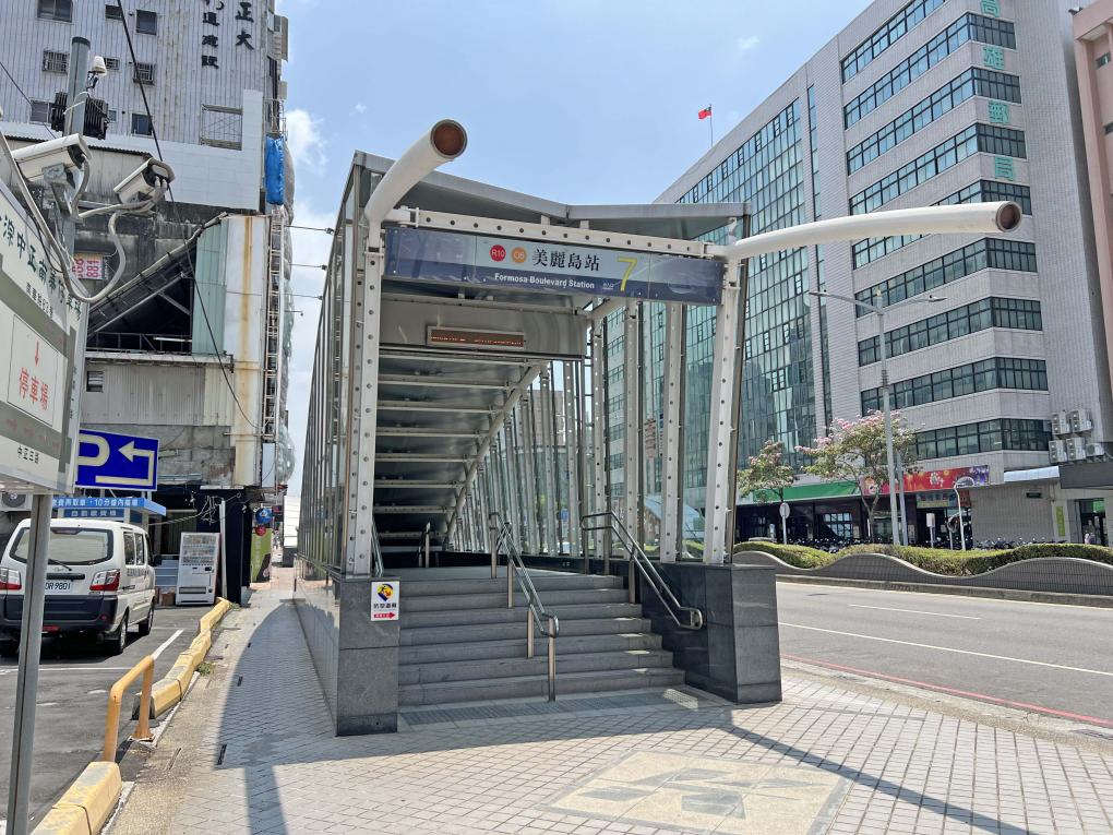 高雄捷運紅線沿線車站介紹-美麗島站(R10)(O5)-出入口