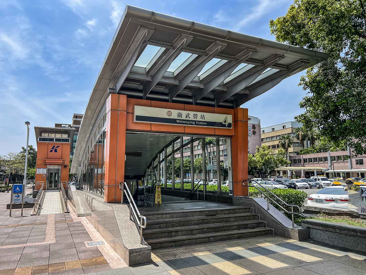 高雄捷運橘線沿線車站介紹-衛武營站(O10)出入口
