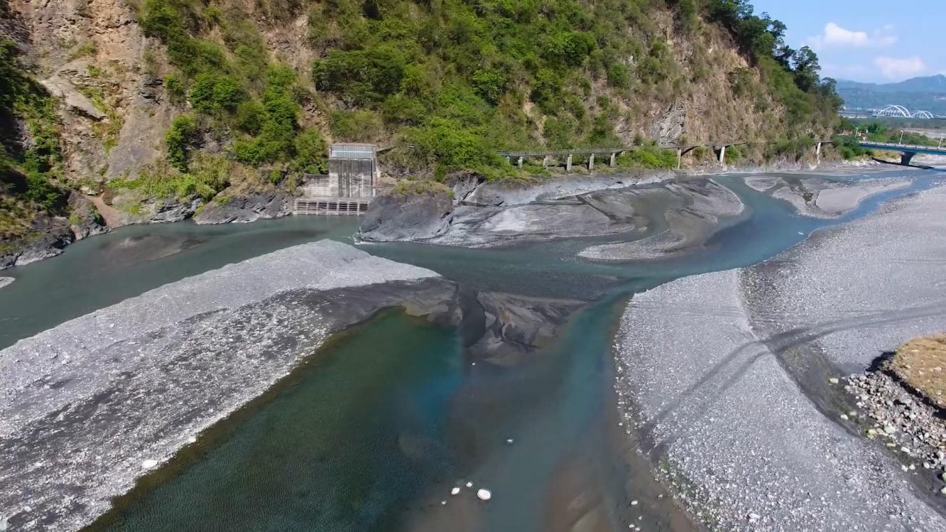 舊寮圳:大津進水口 大津進水口 在大津鑿穿尾寮山，開鑿隧道式進水口，築固定壩，穩定水源