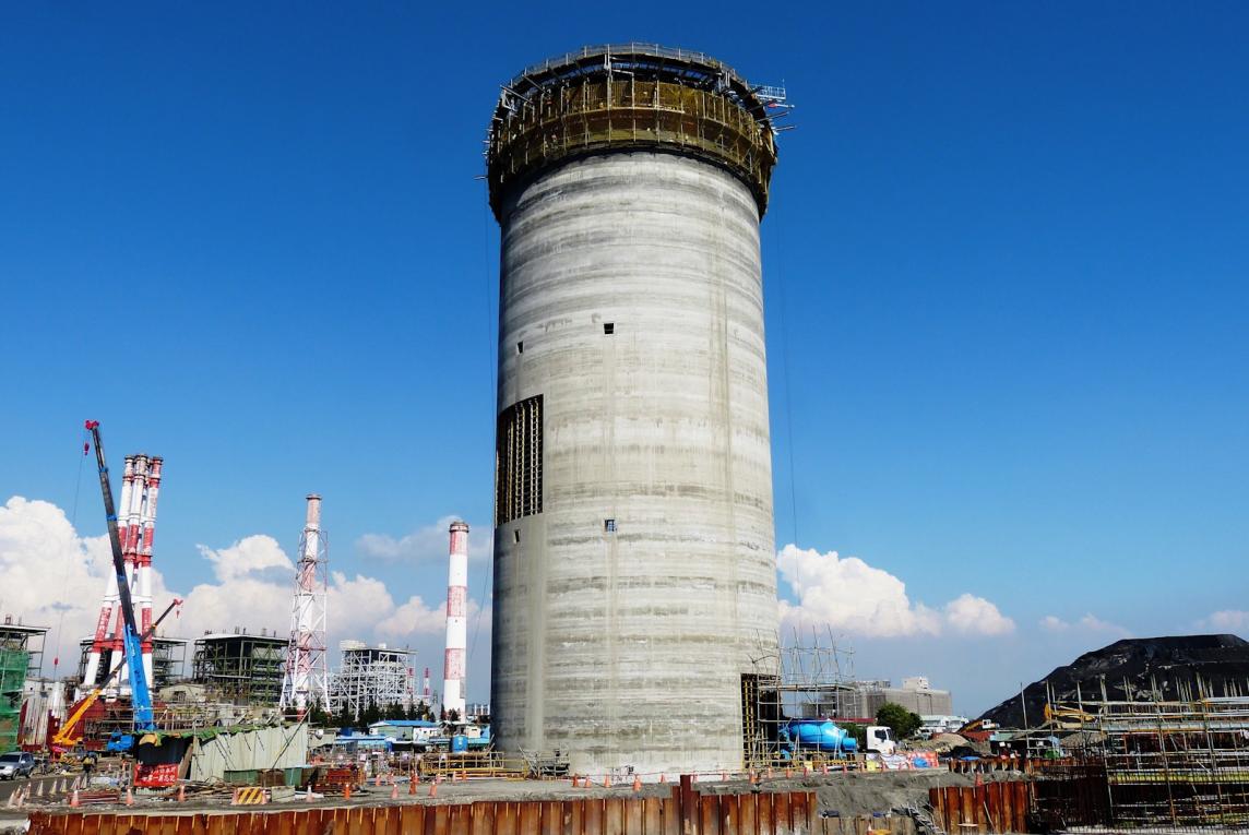 大林電廠以滑模工法建造中之煙囪