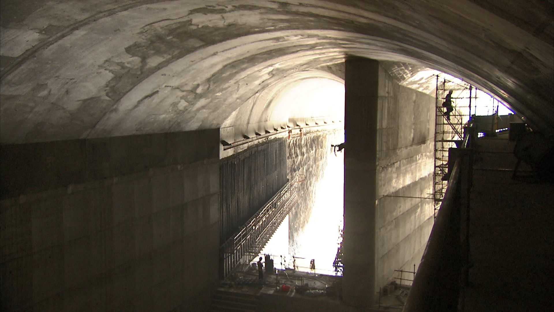 曾文水庫防淤隧道山體內消能池的中間柱工法