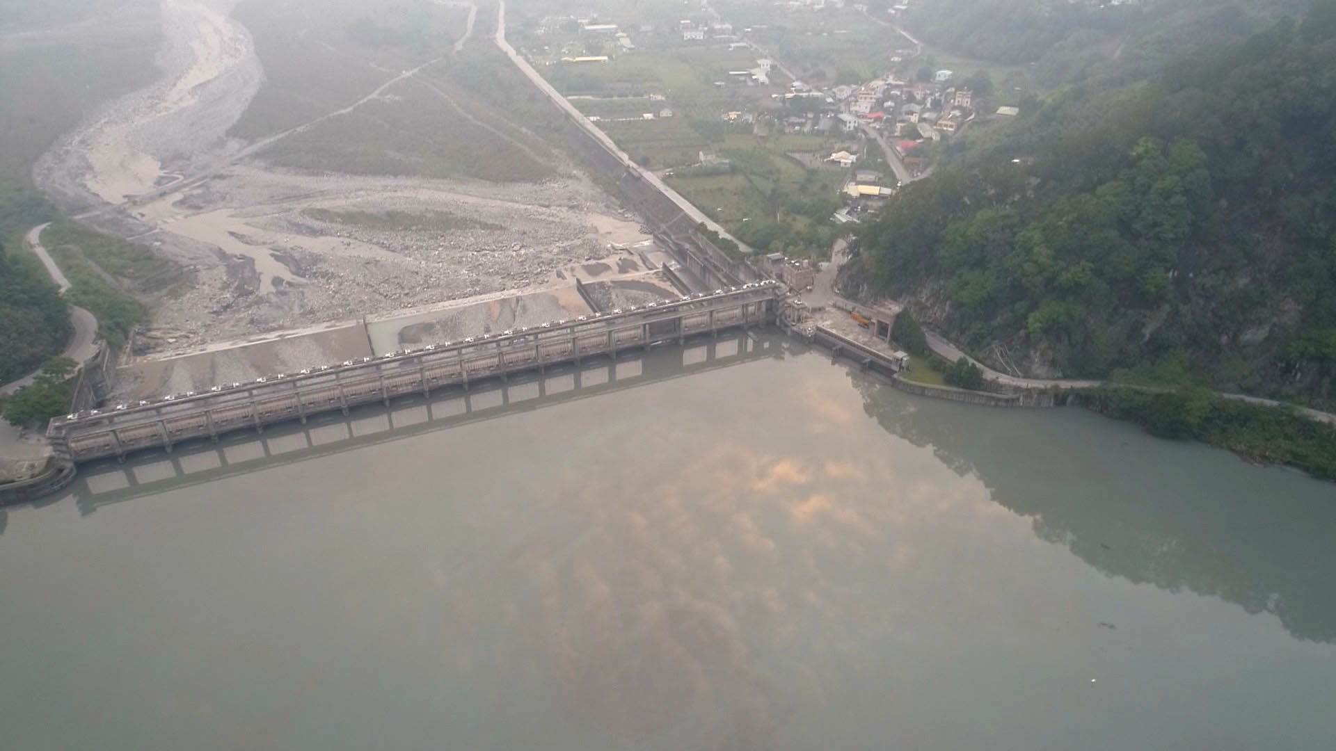 大安溪士林攔河堰右側鯉魚潭越域引水的進水口(卓蘭電廠進水口)