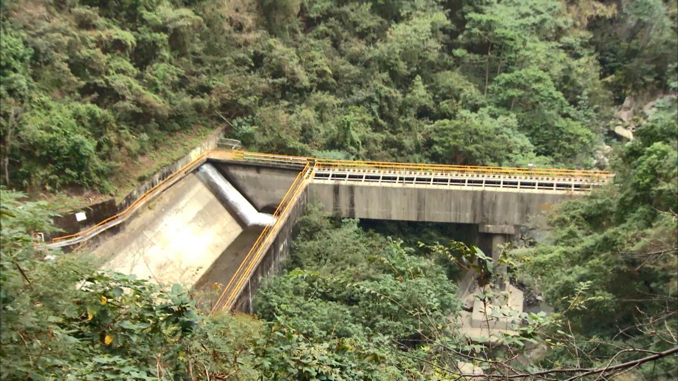 石門水庫上游的義興電廠引水隧道開渠(水路橋)及沈砂池