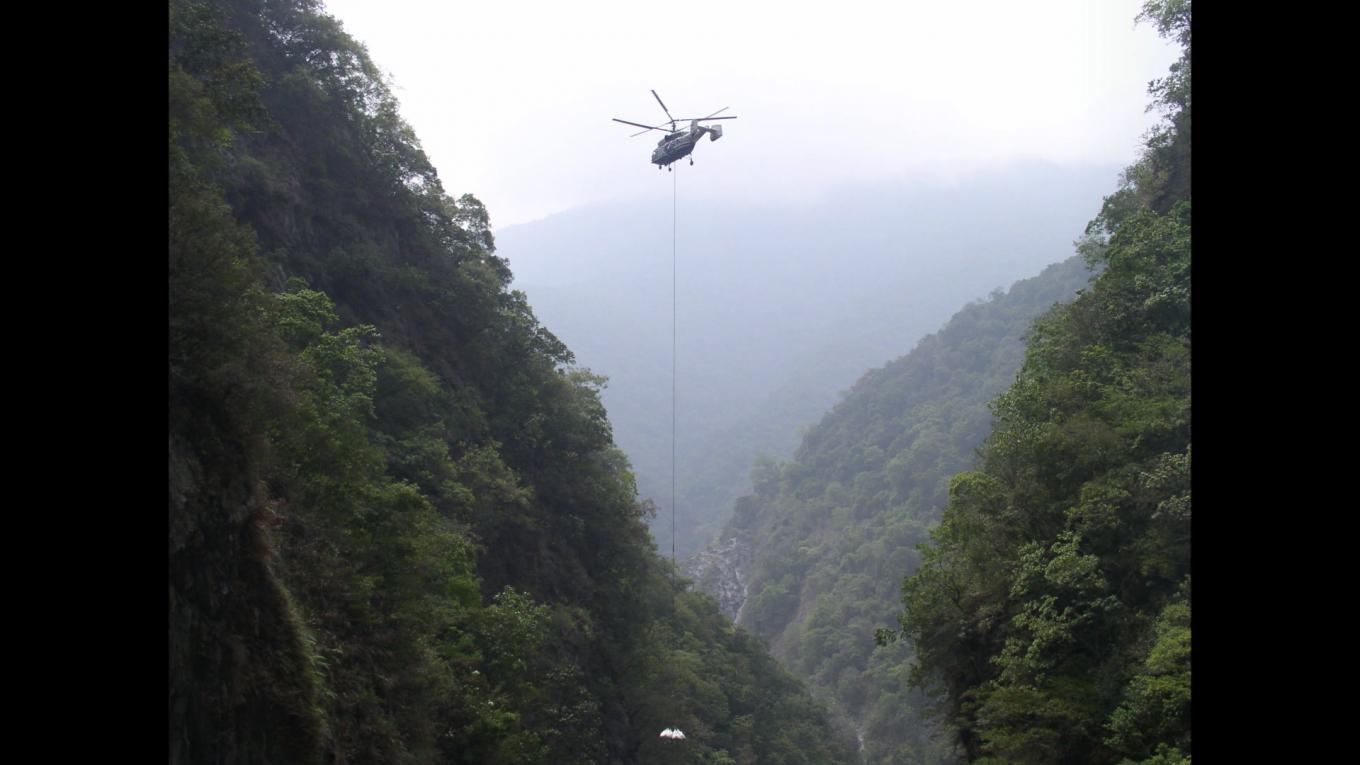 和平溪流域碧海電廠直升機吊掛工程施工