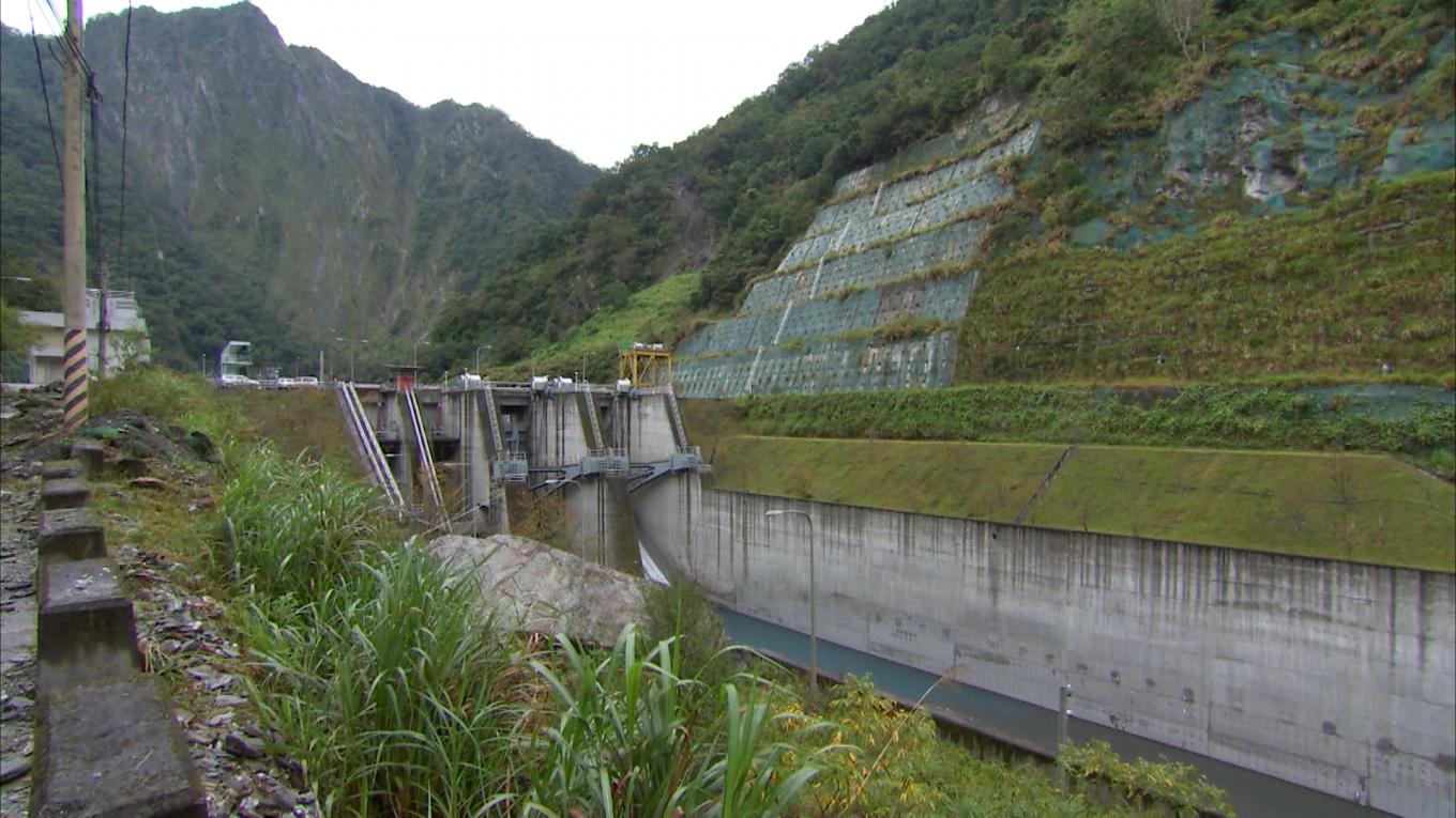 和平溪流域南溪壩及壩旁的山邊坡保護工程