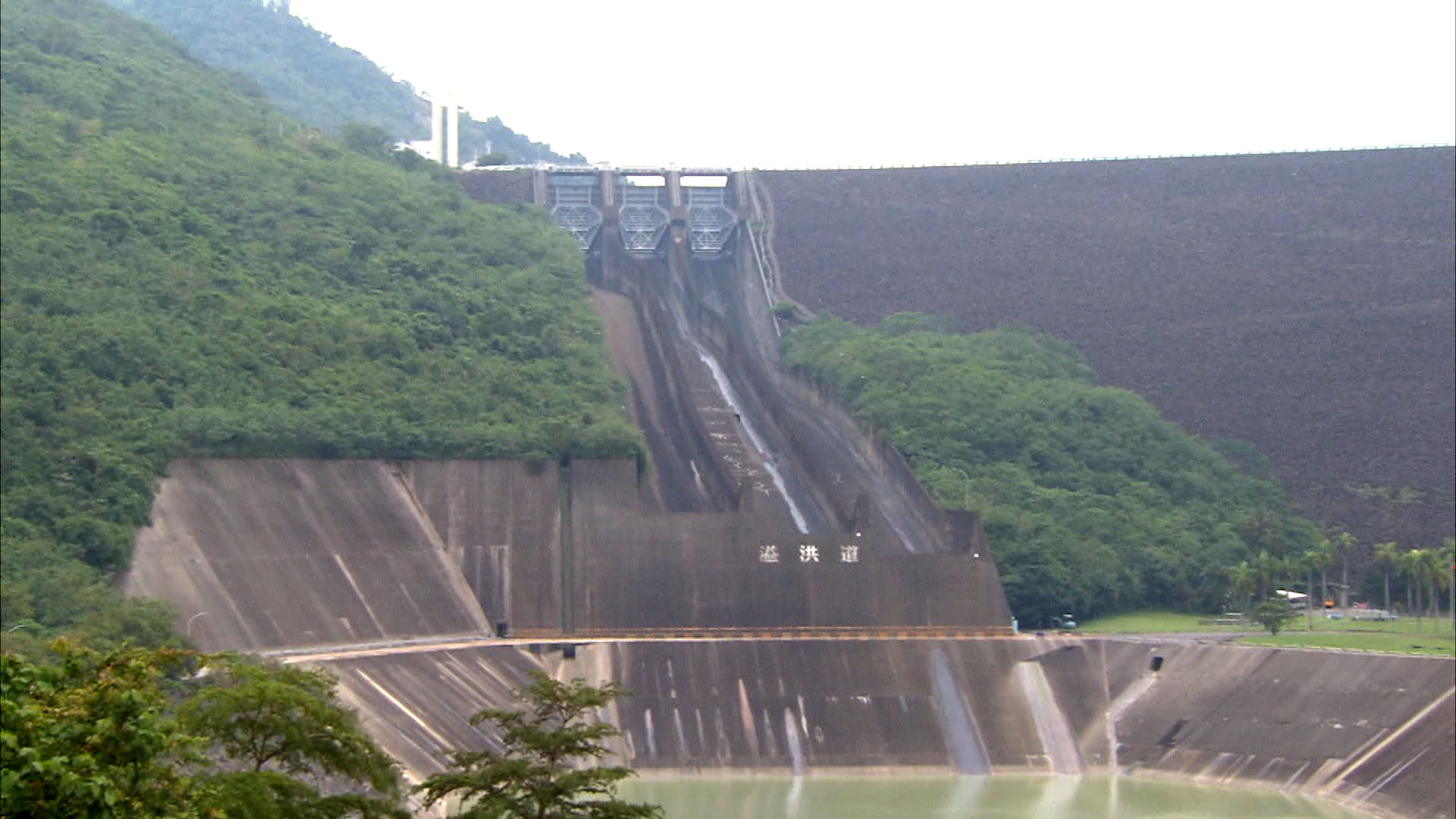 榮工處承建之曾文水庫溢洪道及消能池