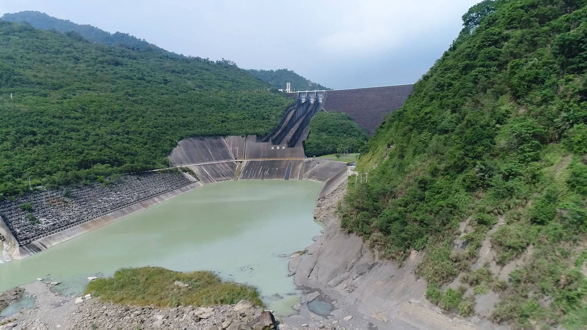 榮工處承建之曾文水庫溢洪道及消能池