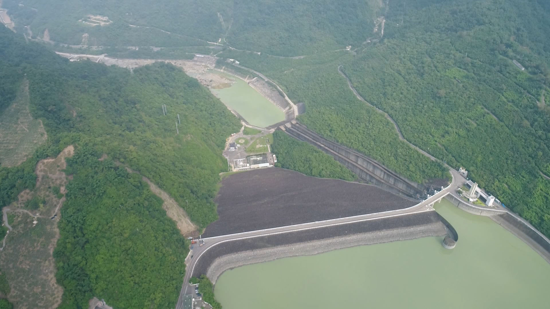 曾文水庫溢洪道、消能池及曾文電廠俯瞰