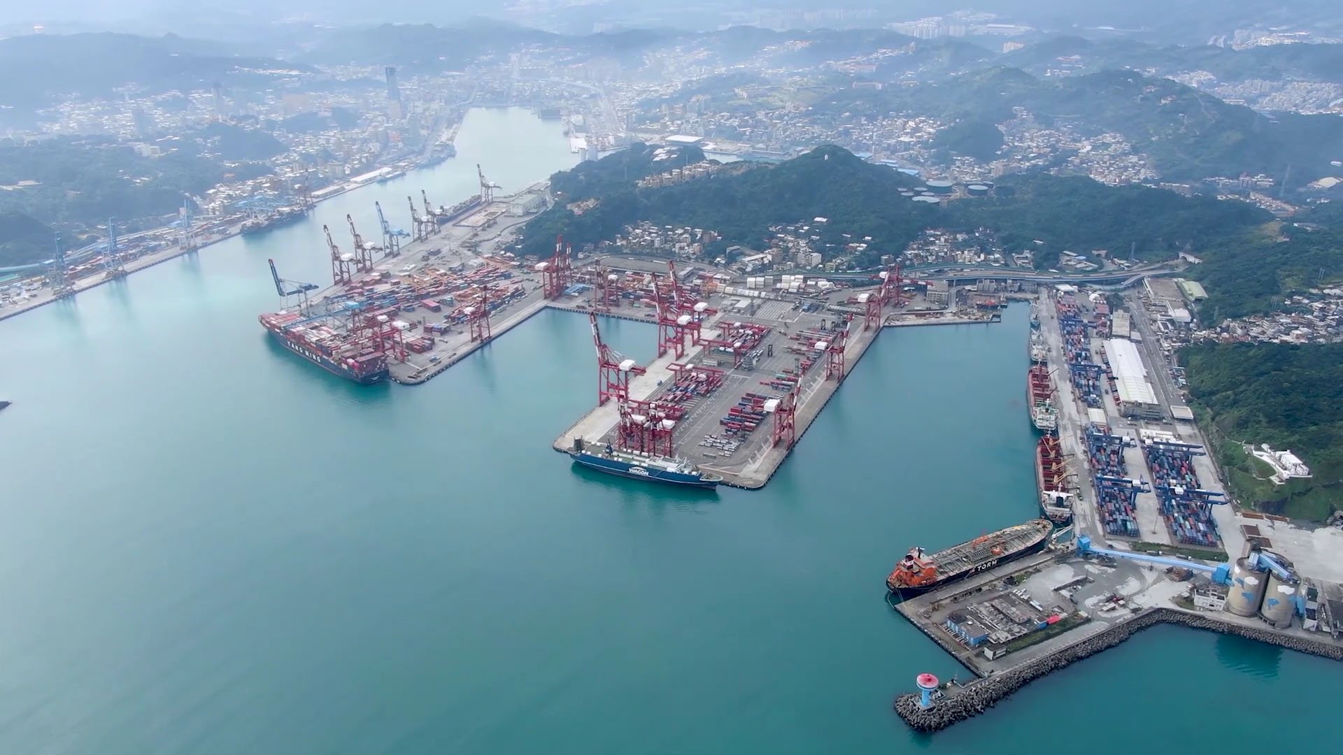台北港興建之前北台灣的兩大對外港口之一的基隆港俯瞰