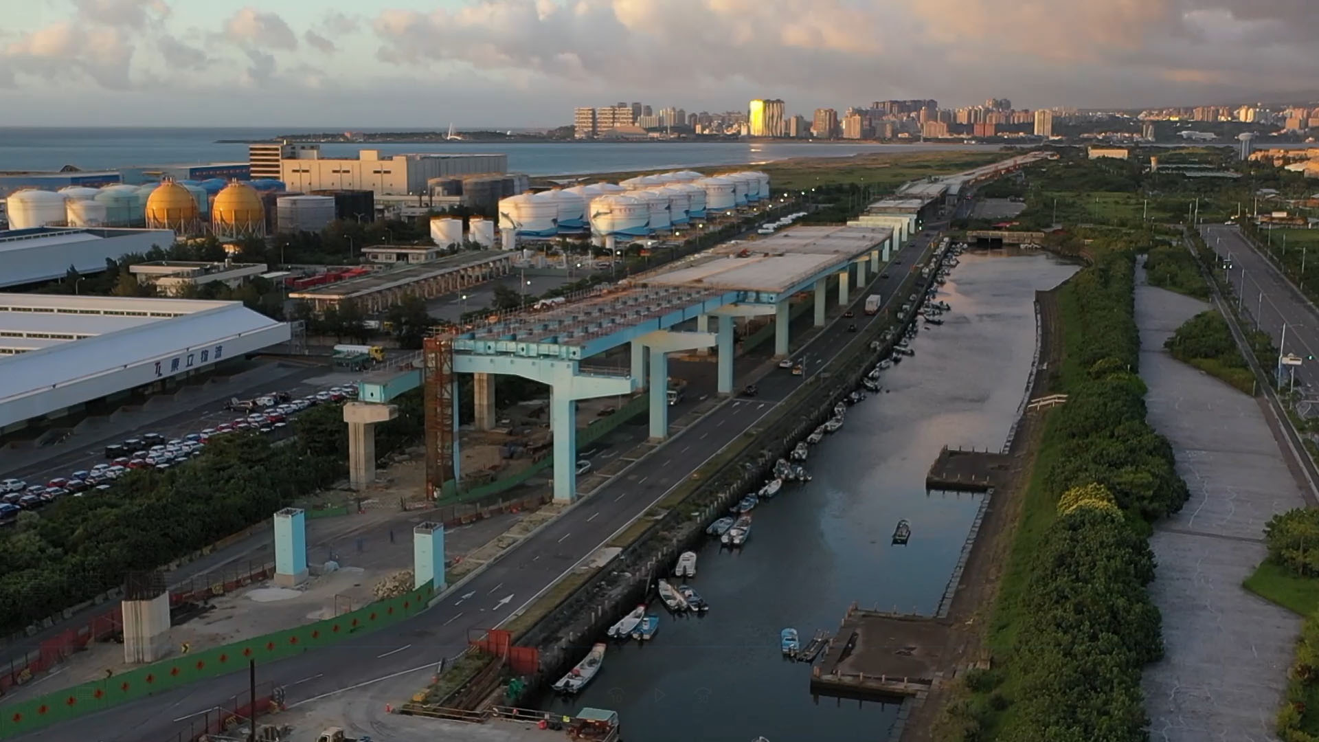 台北港旁興建中的淡江大橋