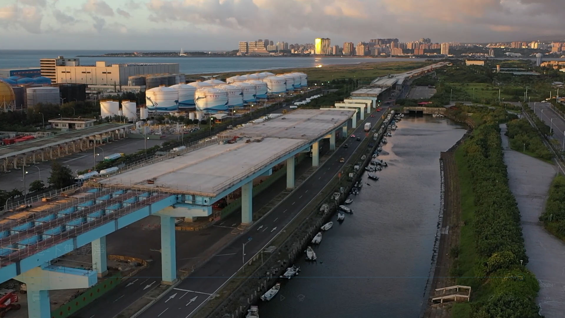 台北港旁興建中的淡江大橋