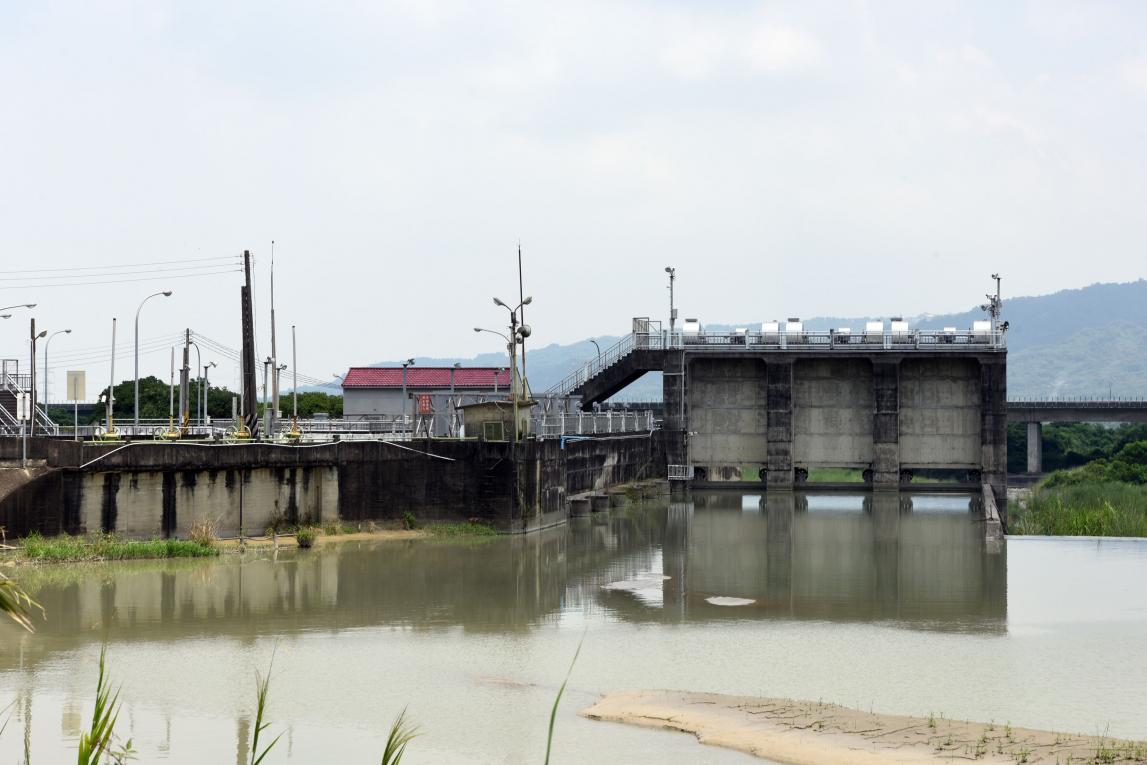 斗六大圳舊進水口匣門（左）、斗六大圳一號進水口匣門（中）、斗六堰排砂道匣門（右）