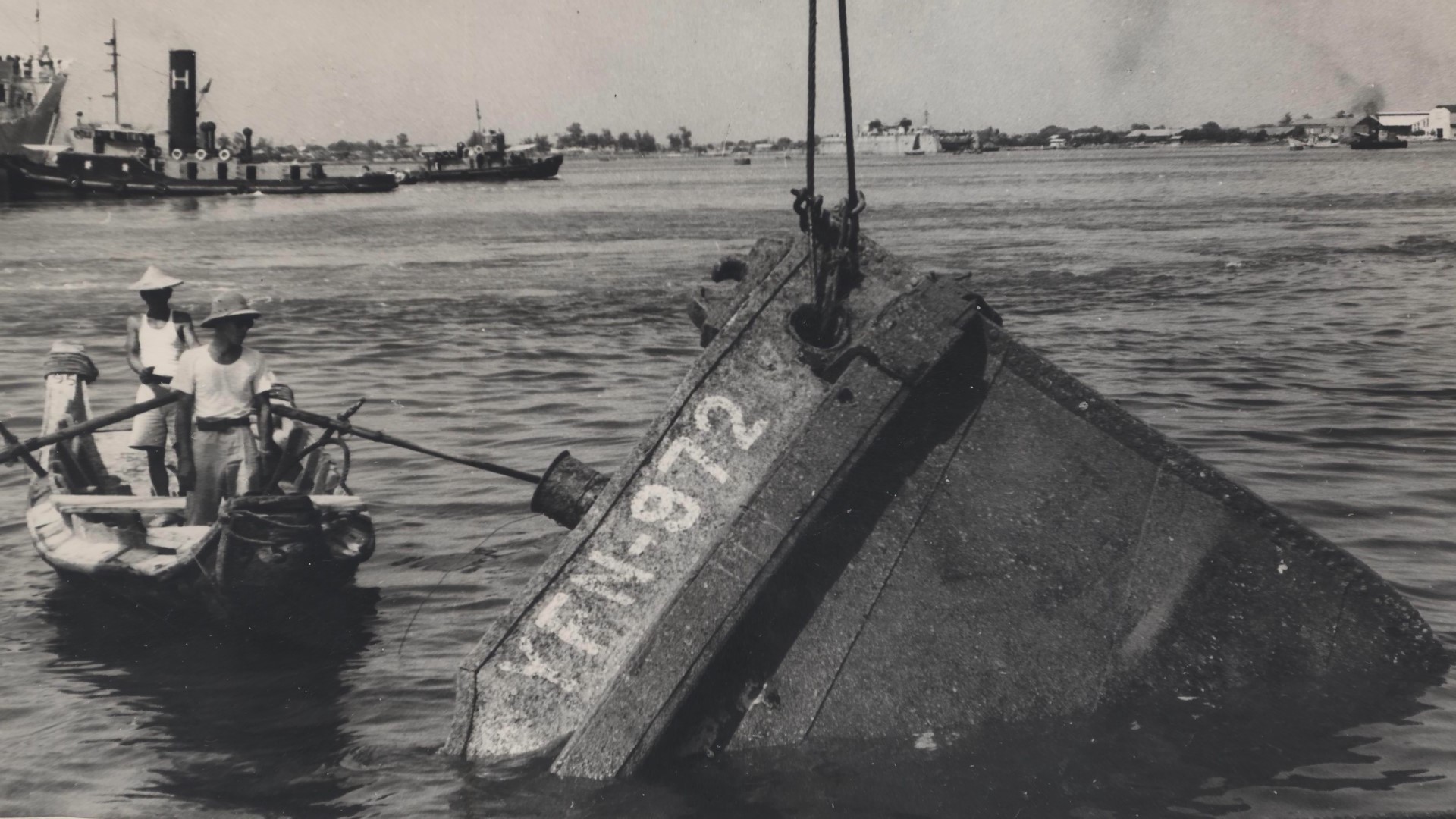 高雄港打撈沉船 1945年至1955年期間，高雄港務局不斷打撈港內沉船