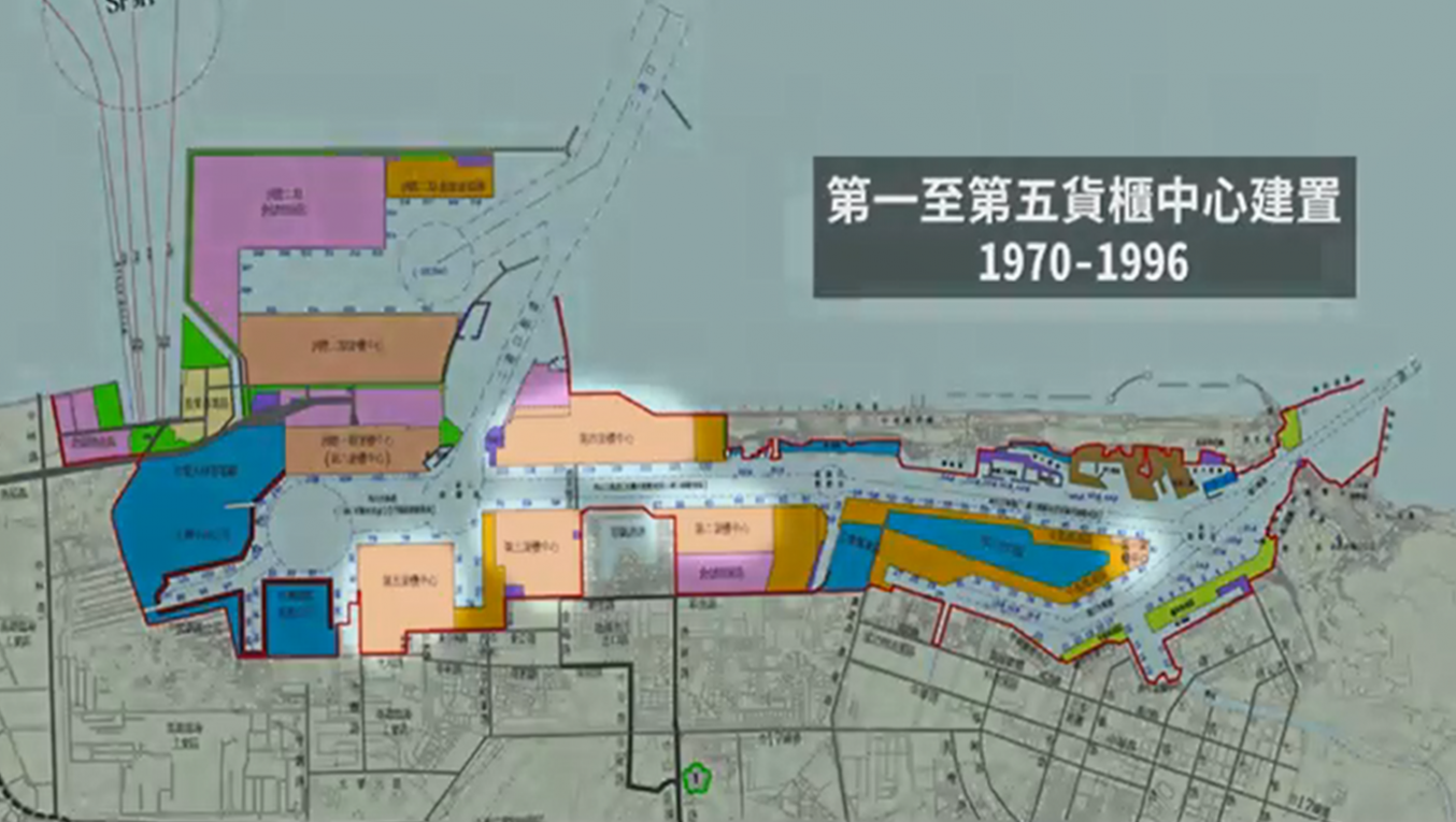 高雄港>興建貨櫃儲運中心：12年擴建計畫完成後，為因應日益提升的貿易量，因此開啟碼頭貨櫃中心的增設，高雄港從1970年起至1996年，陸續建立第一到第五貨櫃中心。