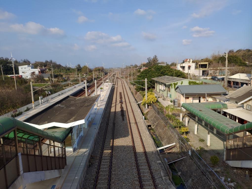 由大山車站俯瞰月台及縱貫線海線鐵道