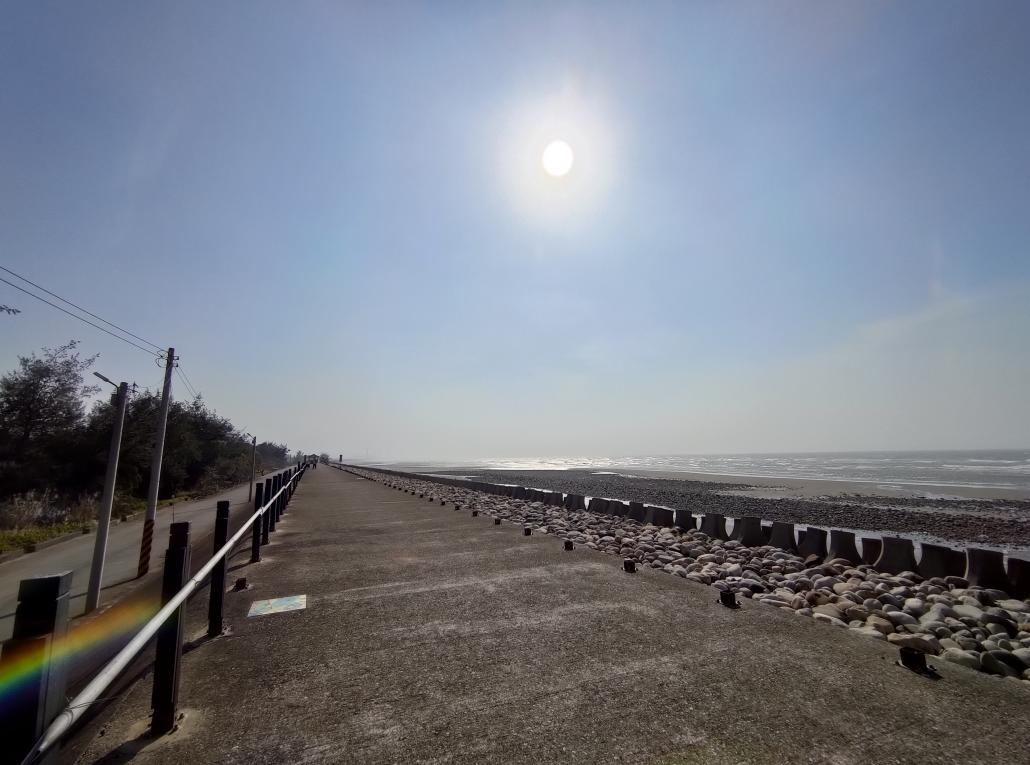 新埔車站鄰近的新埔海堤遠景