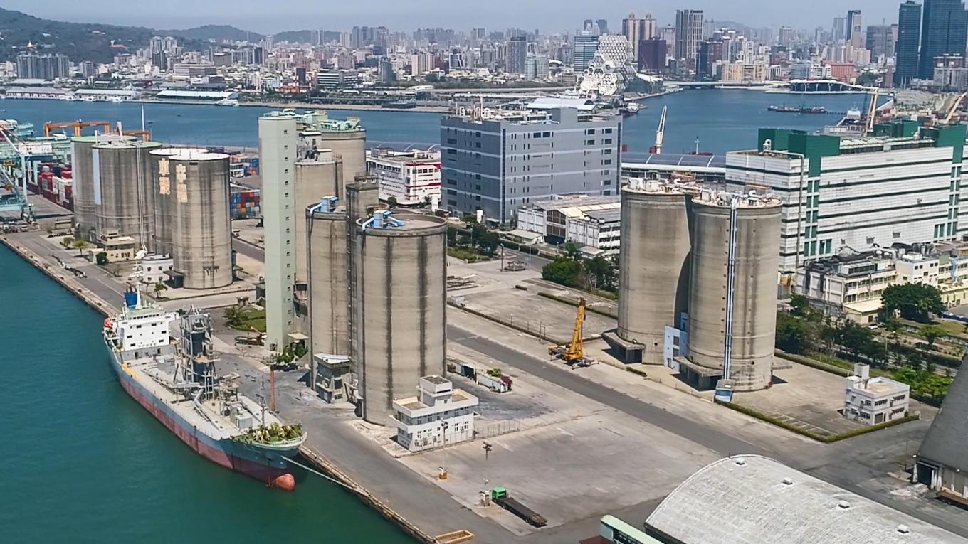 在高雄港中島新商港區的四個萬噸穀倉，水深只能停靠3萬噸級以下船隻