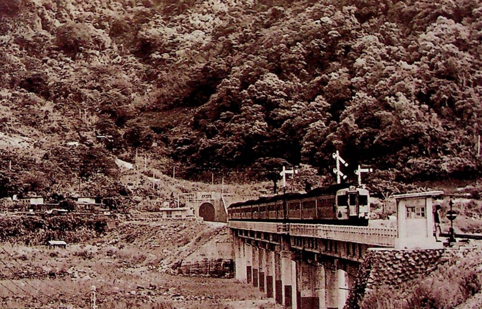 自十大建設北迴鐵路和平隧道駛出的光華號柴油客車即將進入和平站