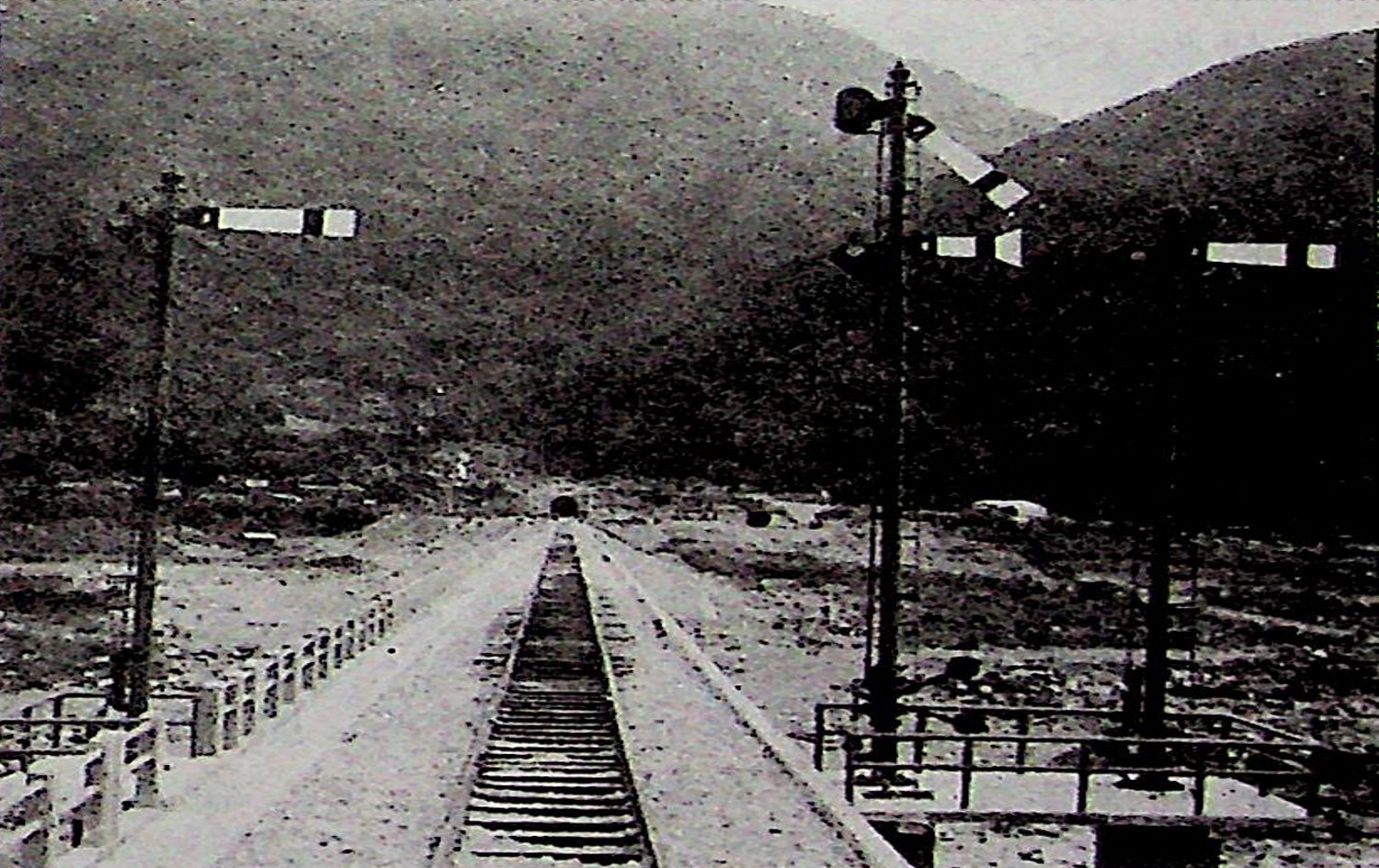 十大建設北迴鐵路和平溪大橋上之號誌機