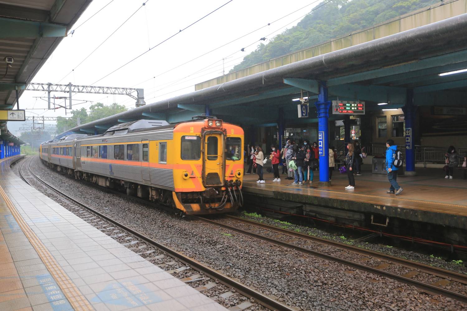 鐵道宜蘭線八堵車站月台DR1000型冷氣柴油客車進站照片