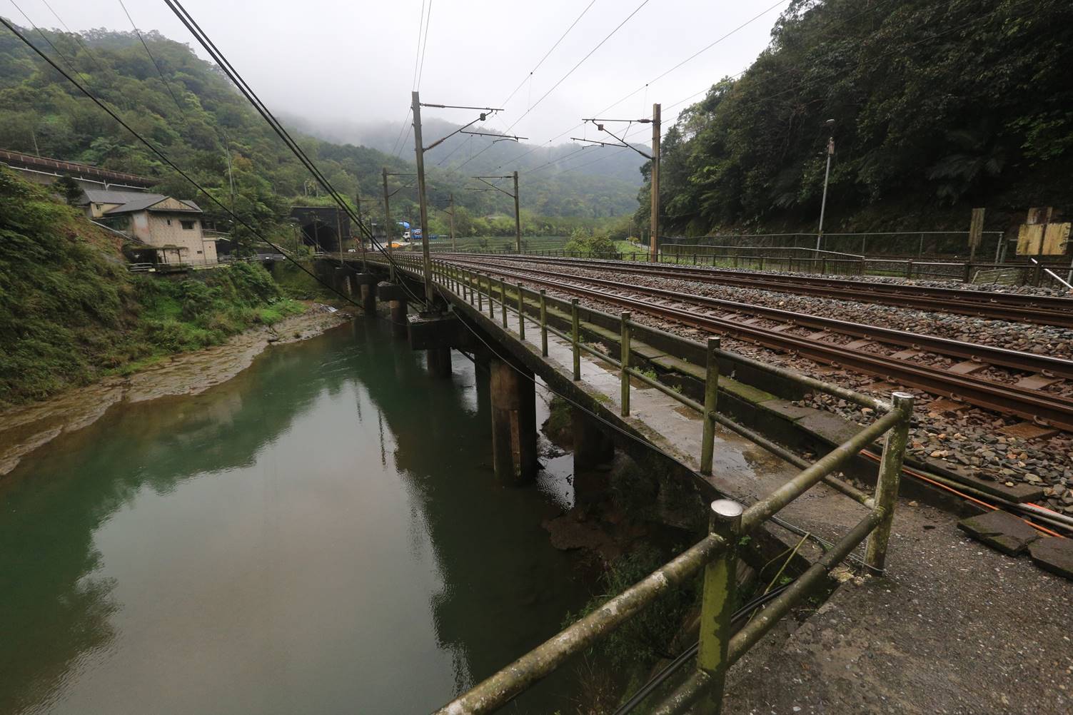 鐵道宜蘭線與基隆河照片，前方隧道為三貂嶺隧道北口