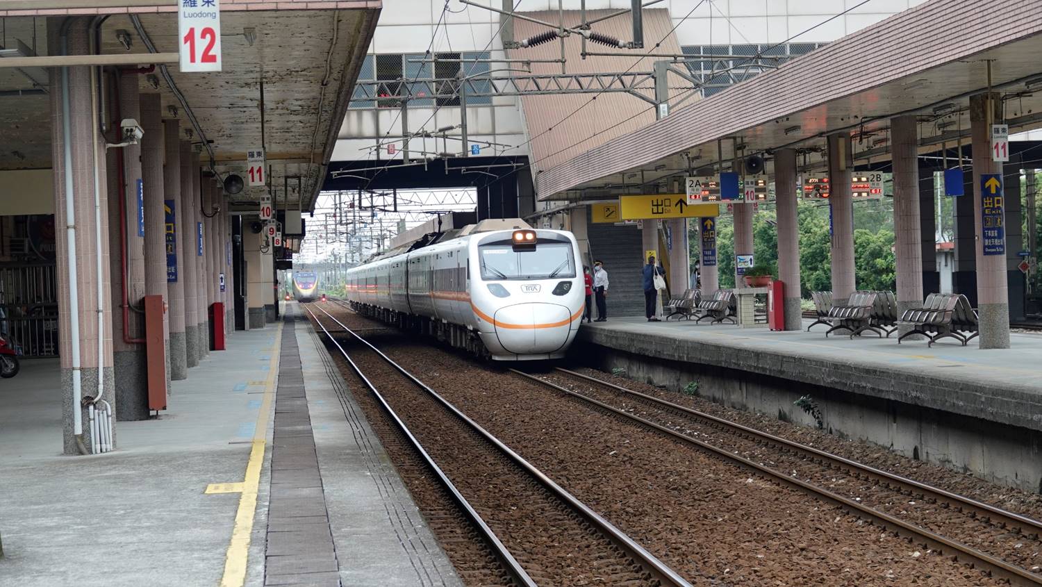 鐵道宜蘭線羅東車站月台及太魯閣號進站照片