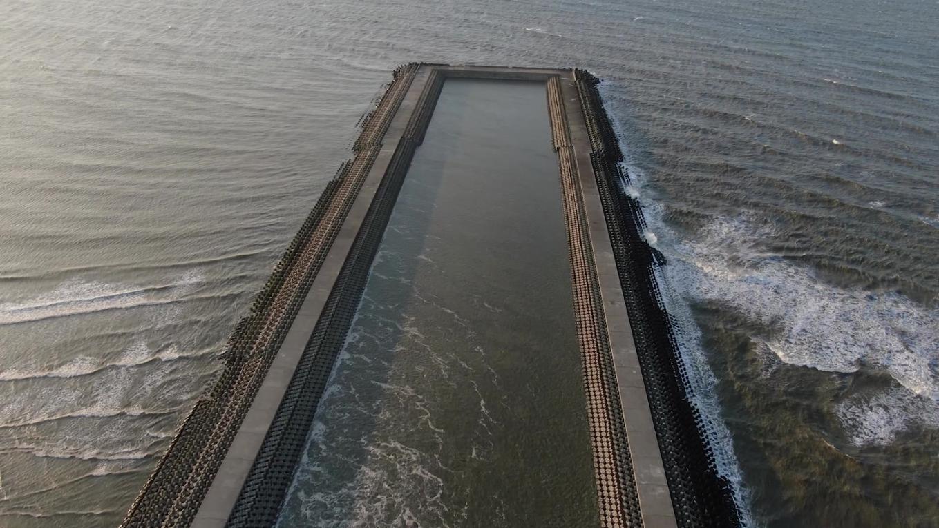大潭電廠出水口導流堤末端